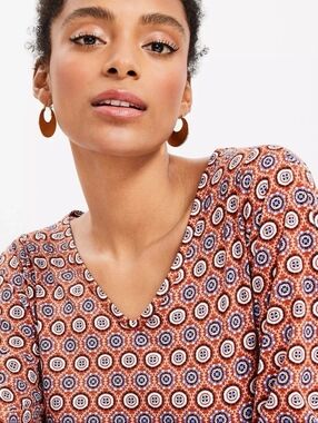 LOFT  Medallion V Neck  Elastic Cuff Sleeve Top #3536